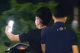 Quay video “tự sướng” đi xe máy không đội mũ, thanh niên bị xử phạt
