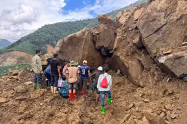 Tìm thấy ô tô chở 3 người mất tích ở Lào Cai