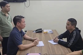 Thiếu tướng Nguyễn Minh Tuấn - Giám đốc Công an tỉnh Phú Thọ, trực tiếp lấy lời khai đối tượng Vũ Phương Nhung (Ảnh: Công an cung cấp).