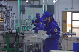 Sôi nổi khí thế lao động, sản xuất bên trong Nhà máy Z121