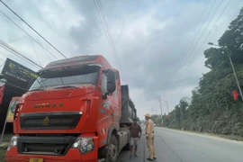 CSGT Hà Nội tăng cường xử lý xe quá tải trên tỉnh lộ 414