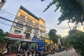 Quán bia lấn chiếm vỉa hè, lòng đường ở Hà Nội