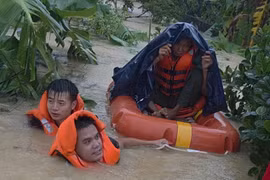 Hình ảnh lực lượng cảnh sát cứu hộ, cứu nạn ứng cứu người dân Đồng Kỳ ra khỏi khu vực nước lũ cô lập gây xúc động.