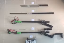 Hai thanh niên mang hung khí đi cướp chắn bùn xe máy