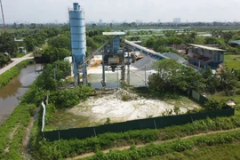 Cận cảnh trạm trộn bê tông không phép, ô nhiễm môi trường ở Hà Nội
