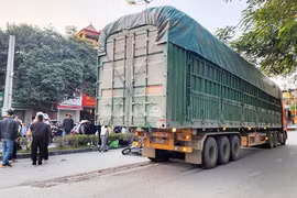 Xe máy va chạm với xe đầu kéo, người phụ nữ tử vong tại chỗ