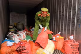 Bắc Ninh phát hiện cơ sở trộn hóa chất cấm để chế biến riềng xay