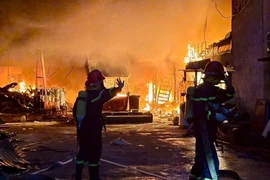 Gara ô tô ở Phú Thọ cháy ngùn ngụt