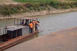 Phú Thọ đang tìm kiếm nạn nhân chìm thuyền trên sông Hồng