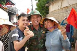 Xúc động phút chia tay bịn rịn của nhân dân Hợp Thịnh với bộ đội