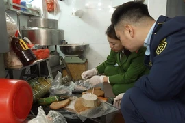 Phát hiện cơ sở sản xuất 300kg giò, chả sử dụng chất cấm