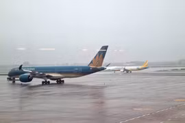 Hàng chục chuyến bay tại Sân bay Nội Bài bị ảnh hưởng bởi mưa dông 