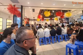 Vàng giảm tiếp, người dân Hà Nội xếp hàng chờ 'bắt đáy' từ sớm