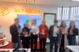 Hà Nội bắt ổ nhóm lừa đảo bằng chiêu lôi kéo người dân mua điện thoại giá cao