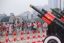 Người dân hào hứng đổ về sân Mỹ Đình chiêm ngưỡng dàn pháo lễ