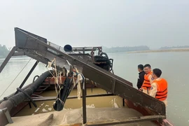 CSGT phối hợp bắt giữ 2 thuyền khai thác cát trái phép trên sông Lam