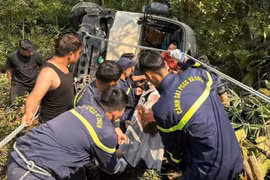 Xe 29 chỗ lao xuống vực ở Tam Đảo, 7 người bị thương