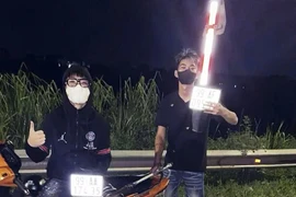 Mang kiếm tấn công người khác rồi livestream lên TikTok