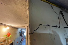 Người dân thấp thỏm sống trong căn nhà nứt, lún giữa Hà Nội