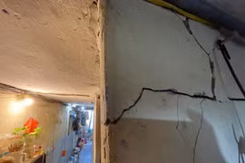 Người dân thấp thỏm sống trong căn nhà nứt, lún giữa Hà Nội