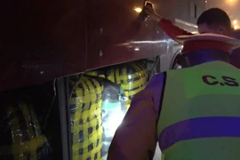 Lào Cai kiểm tra, phát hiện xe khách chở hàng lậu