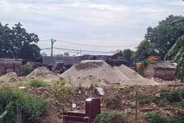 Bãi tập kết vật liệu xây dựng nhếch nhác, ô nhiễm tràn lan ở Tây Tựu