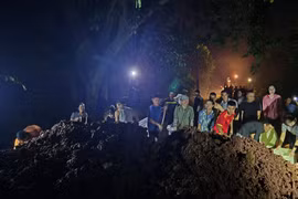 Xúc động quân và dân trắng đêm giữ đê ở Bắc Ninh