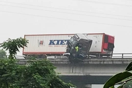 Hiện trường vụ tai nạn khiến cabin xe đầu kéo lơ lửng trên cầu cao tốc