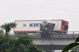 Hiện trường vụ tai nạn khiến cabin xe đầu kéo lơ lửng trên cầu cao tốc