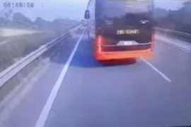 Tài xế xe khách bị phạt 5 triệu vì vượt ẩu trên cao tốc