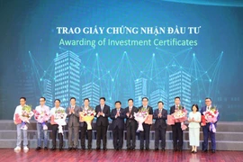Tỉnh Bắc Ninh trao giấy chứng nhận đầu tư cho các doanh nghiệp thực hiện dự án trên địa bàn.