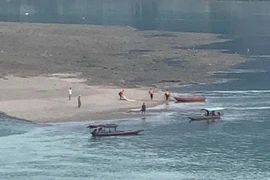 Cảnh sát tìm kiếm thi thể nam thanh niên nghi nhảy cầu Hữu Nghị