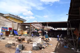 Xót xa chợ Ga Vinh đổ nát sau bão