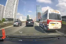 Lý do CSGT không phạt tài xế đi vào làn khẩn cấp