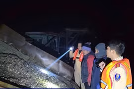 Bắc Ninh bắt giữ 2 tàu hút cát trái phép trên sông Lục Nam