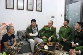 Công an Hà Nội thăm Thiếu tá Cảnh sát Hình sự bị nhóm ‘quái xế’ đạp ngã xe