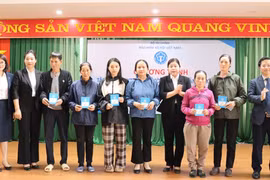 Bắc Ninh tặng thẻ bảo BHYT cho người dân có hoàn cảnh khó khăn