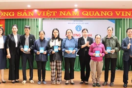Bắc Ninh tặng thẻ bảo BHYT cho người dân có hoàn cảnh khó khăn