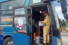 Cảnh sát giao thông tước phù hiệu 28 xe vận tải hành khách vi phạm