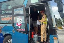 Cảnh sát giao thông tước phù hiệu 28 xe vận tải hành khách vi phạm
