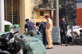 QLTT phát hiện lượng lớn hàng hóa nghi nhập lậu tại Ga Hà Nội