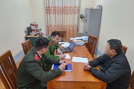 Trộm 2 chiếc nậm rượu cổ, người đàn ông bị bắt giữ