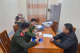 Trộm 2 chiếc nậm rượu cổ, người đàn ông bị bắt giữ