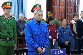 Cầm dao đâm hàng xóm, người đàn ông lĩnh án 8 năm tù