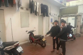 Hai thanh niên đầu trần đi xe máy, Công an kiểm tra phát hiện bất ngờ