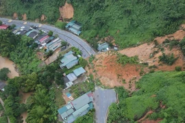 Sạt lở nghiêm trọng vùi lấp 3 ngôi nhà ở Lào Cai