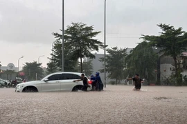 Nhiều tuyến đường ở Bắc Ninh ngập nặng, các phương tiện không thể đi qua