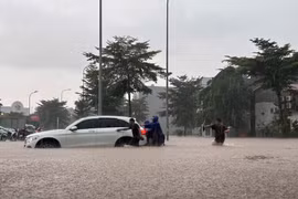 Nhiều tuyến đường ở Bắc Ninh ngập nặng, các phương tiện không thể đi qua