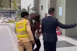 CSGT Hà Nội kịp thời hỗ trợ đưa cháu bé 18 tháng tuổi đi cấp cứu