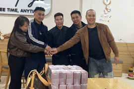 Ba người dân Bắc Ninh phát hiện bao tải chứa 1 tỷ trên đường